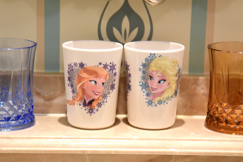 洗面台のカップにもイラストが描かれていた