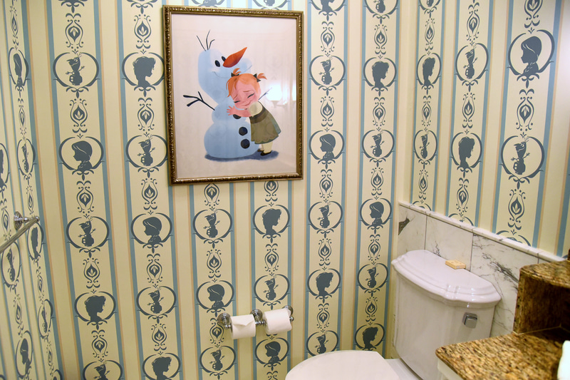 トイレにはアナとオラフのイラスト。ウォールペーパーもスペシャルバージョン