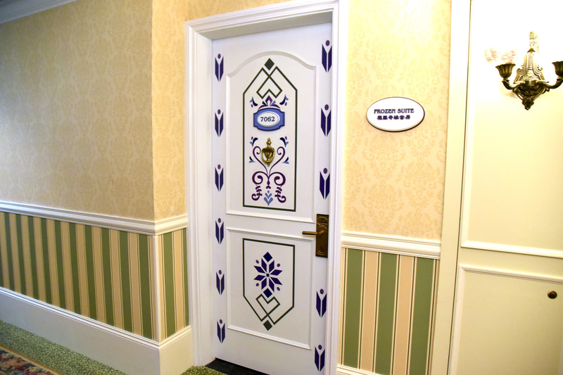 ドアデザインに至るまで、作品の世界観を忠実に取り入れている