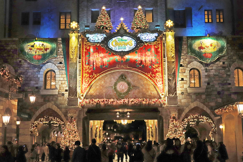 エントランスもタペストリーやクリスマスツリーで華やか