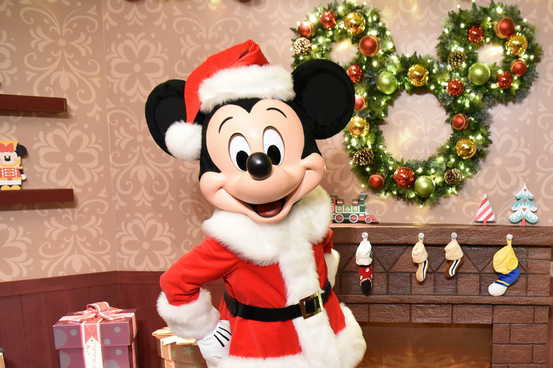 メインストリートUSAの「アネックス」では期間限定でサンタ姿のミッキーマウスに会える