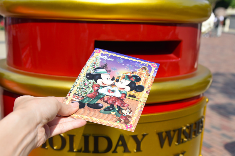 ホリデーをお祝いするメッセージと住所、名前、国を書いて投函