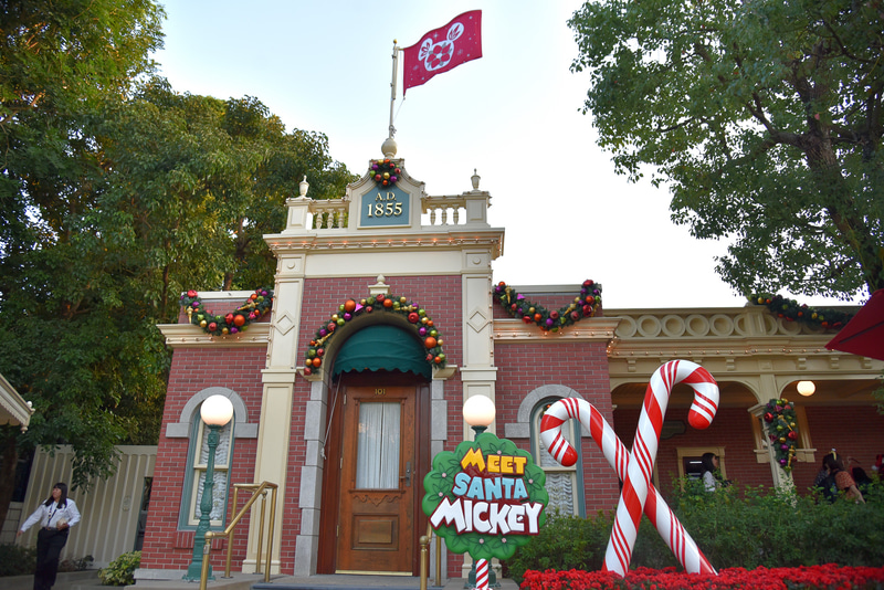 「アネックス」のエントランスはキャンディケーンなどでデコレーションされている