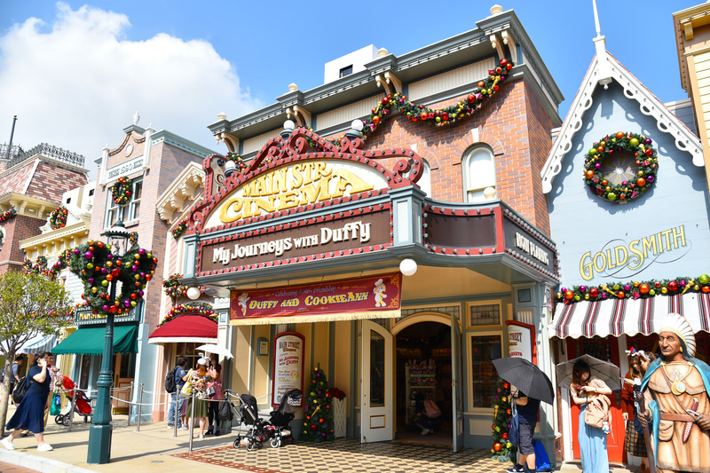 「メインストリート・シネマ：マイ・ジャーニー・ウィズ・ダッフィー」ではダッフィー＆フレンズにグリーティングができる