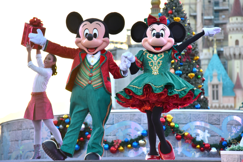 「ミッキー＆フレンズ・クリスマス・ボール」ではクリスマスな衣装のミッキーマウスたちが登場