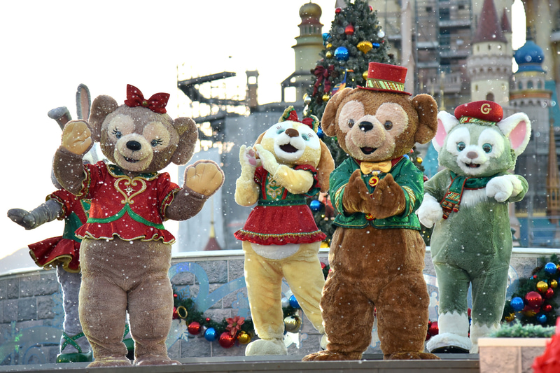 ダッフィー＆フレンズ登場とともに粉雪が舞い始めホワイトクリスマスに