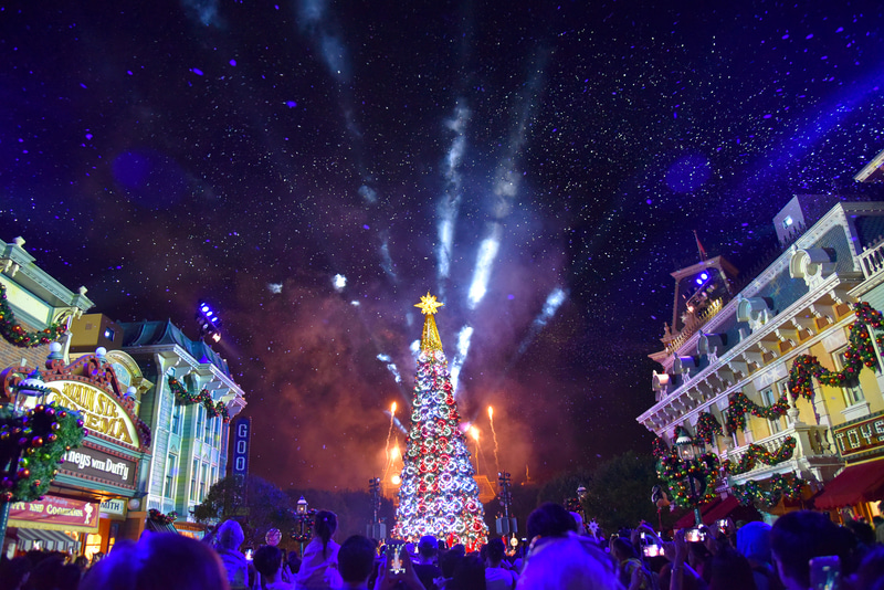 パイロとレーザー、夜空に舞う雪を見ながら忘れられないホリデーを過ごそう