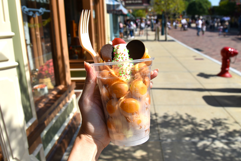 サンタ帽付きの期間限定デコレーションの「エッグパフ」