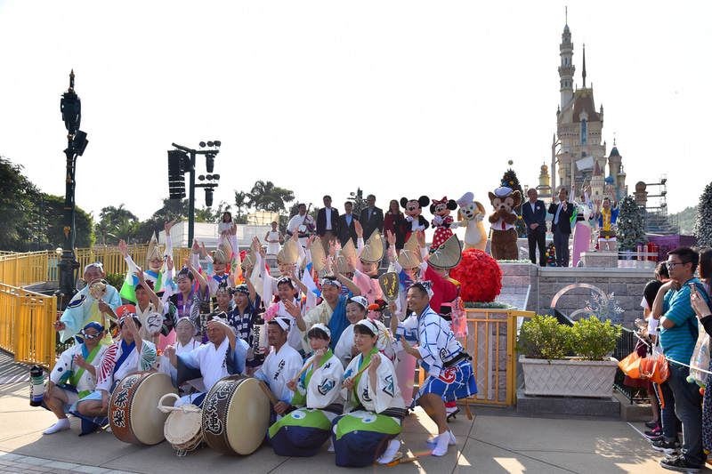 イベント前のセレモニーでは、ミッキーマウスらと出演者で記念撮影