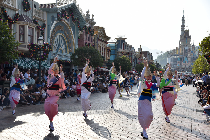 鉦鼓や太鼓、篠笛に三味線のサウンドに合わせて舞う徳島県阿波踊り協会選抜連の参加者