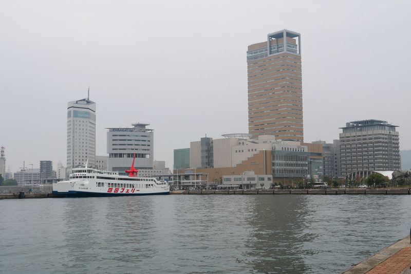 現在の高松港の様子。昔と比べて雰囲気は大きく変わりましたが、今でも四国の海の玄関口として、多くの船が行き来しています