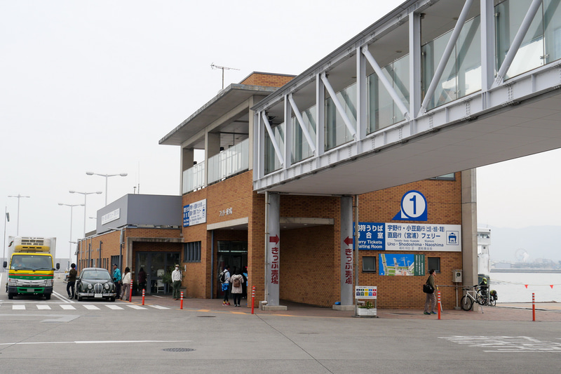 こちらが、高松港のきっぷ売り場です。宇野港行きや小豆島、直島行きのきっぷはこちらで購入します