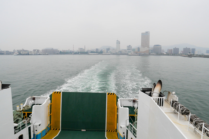 定刻どおり、15時05分に静かに高松港を出港しました