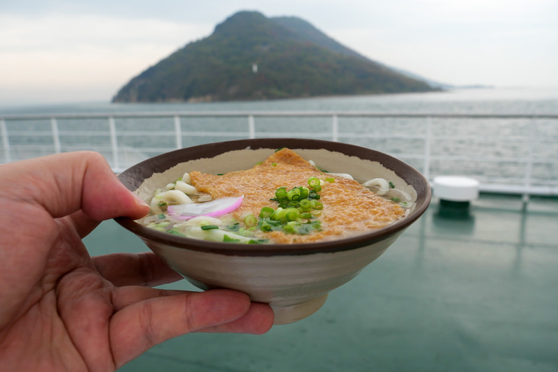うどんは、もちろん屋上デッキでも食べられます。潮風を感じ、瀬戸内海の景色を見ながら食べるうどんは、それだけで美味しく感じられます
