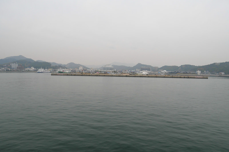前方に宇野港が見えてきました