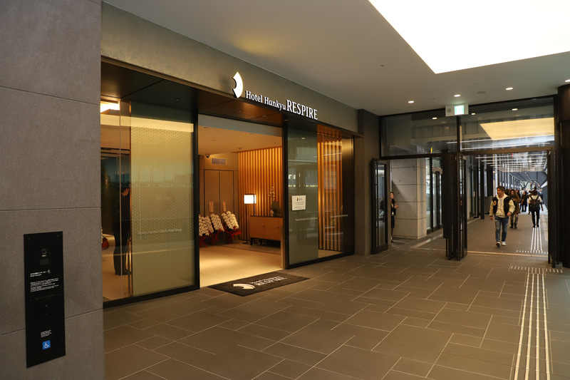 2階エントランス。デッキで「阪急おおさか梅田駅」「JR大阪駅」と直結している