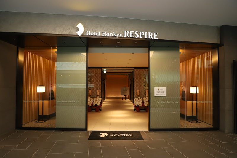 2階エントランス。デッキで「阪急おおさか梅田駅」「JR大阪駅」と直結している