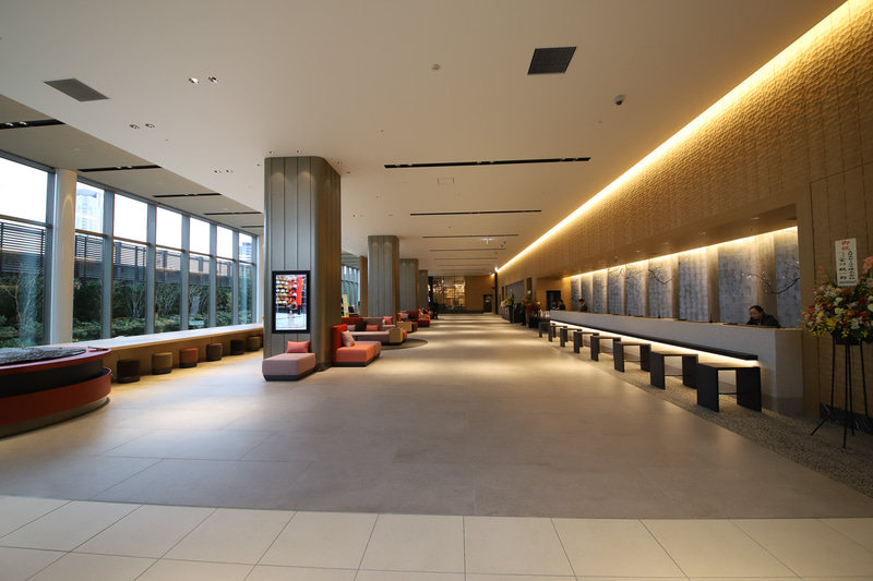 9階ロビーは広大で、フロントの向かいには日本庭園が見渡せる