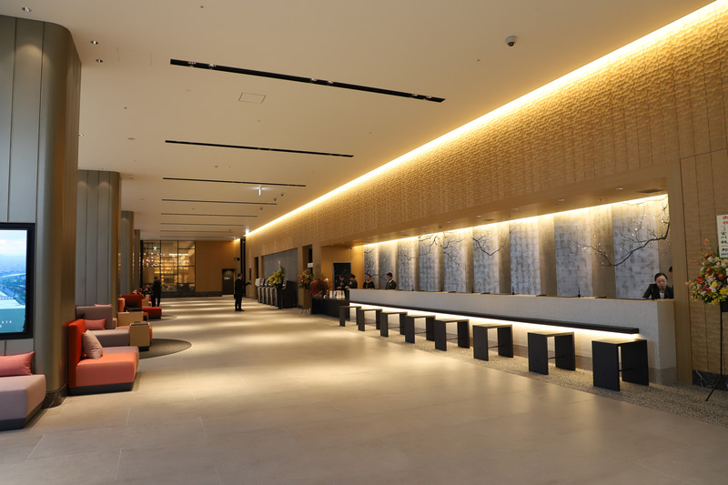 フロントの奥に自動精算機、喫煙室、エレベーターホールが並ぶ。突き当りの奥はレストラン、バンケット