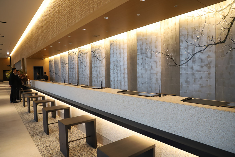 ゆったりとしたフロントは、最大で8名が同時にチェックイン可能。バスなどで多くの宿泊者が同時に到着する場合でも待ち時間を最小に抑えることが可能