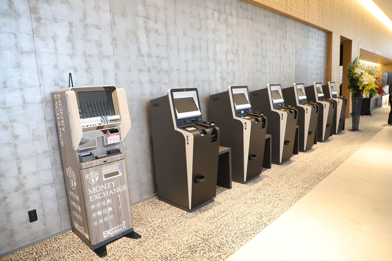 自動精算機と外貨自動両替機。なお、料金の支払いには「Alipay」「WeChat Pay」「新韓カード」なども利用できる