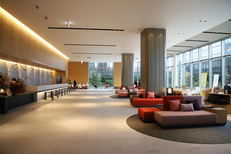 ロビーにはゆったりとしたソファも設置。照明も柔らかく非常に落ち着いた空間だ