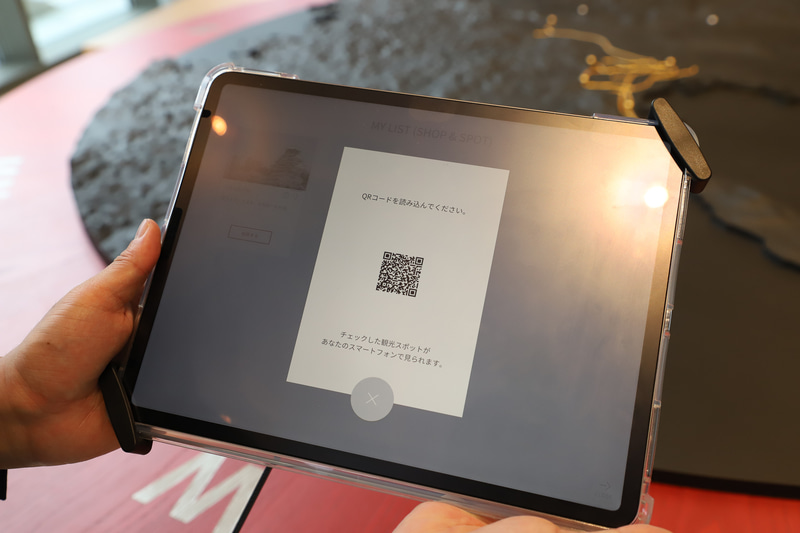 「大阪城」を選択し、情報のリンクをQR表示。自分のスマートフォンに情報をダウンロードできる