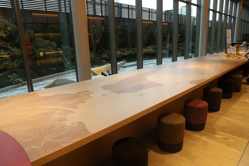 京阪神の地図が刻まれたテーブルにもギミックが隠されている