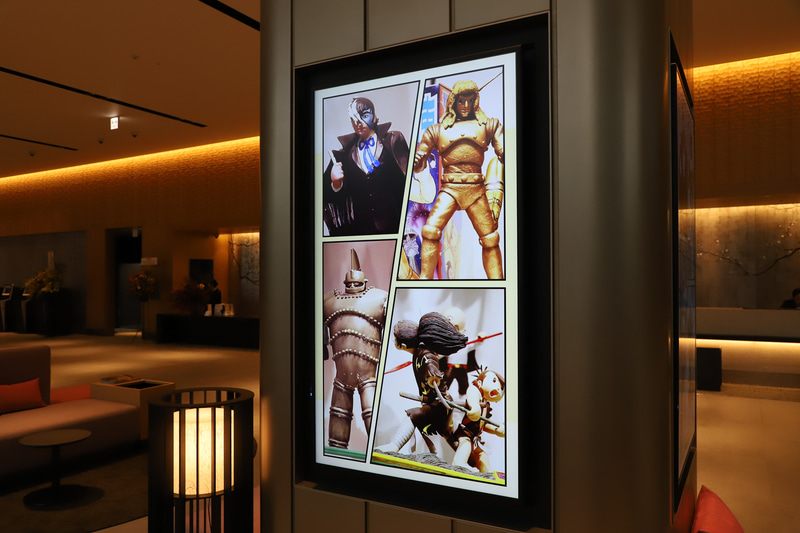 サイネージにさまざまな情報が表示されるとともに、地図上ではリンクした場所が光るようになっている。例えば「手塚治虫記念館」の情報表示（写真）の際、施設がある宝塚駅のランプが光る