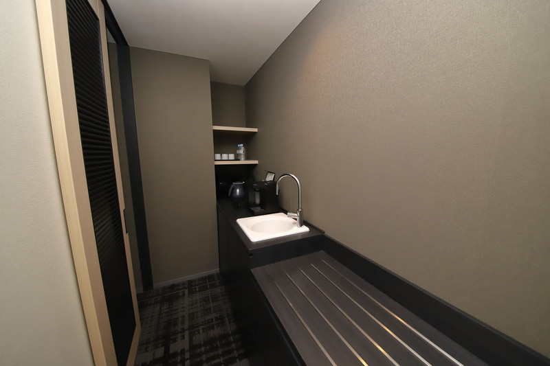 荷物を整理したりお茶を用意したりするのに便利なスペース。ベッドルームとは独立している