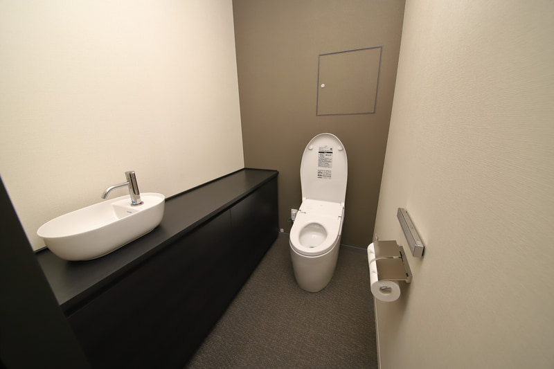 宿泊室のグレードによりトイレの広さは異なるが、全室にTOTOのウォシュレットを導入