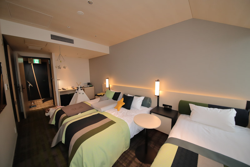 ベッドには赤ちゃん用のベビーマットレス。小さな子供連れでも楽しく快適に過ごせる工夫だ