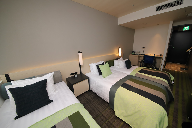 現代のホテルにふさわしく、ユニバーサルデザインを取り入れたトリプルルームも用意。ほかの客室と変わらない快適性を確保しつつ、さまざまな個人差に対応している。なお、取材時にはホテル内のほぼすべての施設を見学したが、ホテル利用者が移動する範囲では段差は一切なかった