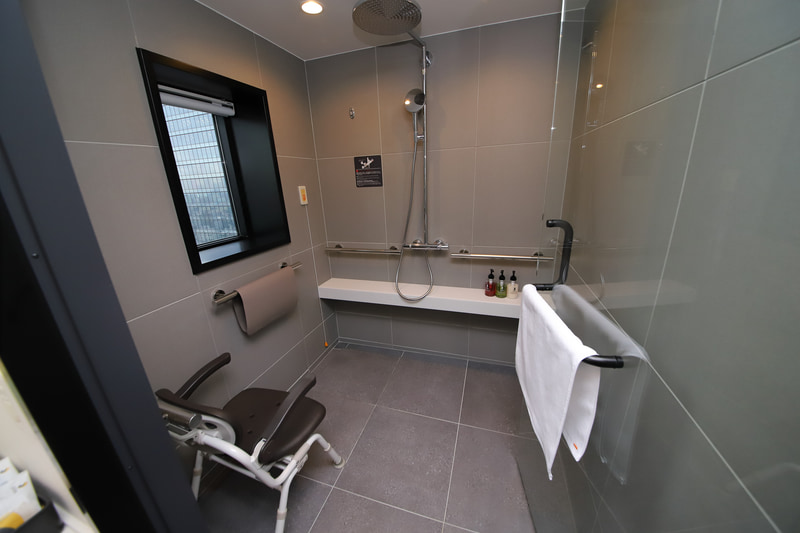 現代のホテルにふさわしく、ユニバーサルデザインを取り入れたトリプルルームも用意。ほかの客室と変わらない快適性を確保しつつ、さまざまな個人差に対応している。なお、取材時にはホテル内のほぼすべての施設を見学したが、ホテル利用者が移動する範囲では段差は一切なかった