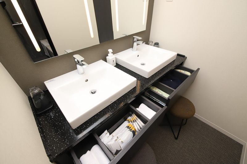 最近のトレンドでもある、2つ並んだ洗面台。アメニティは引き出しの中にありスッキリとしている