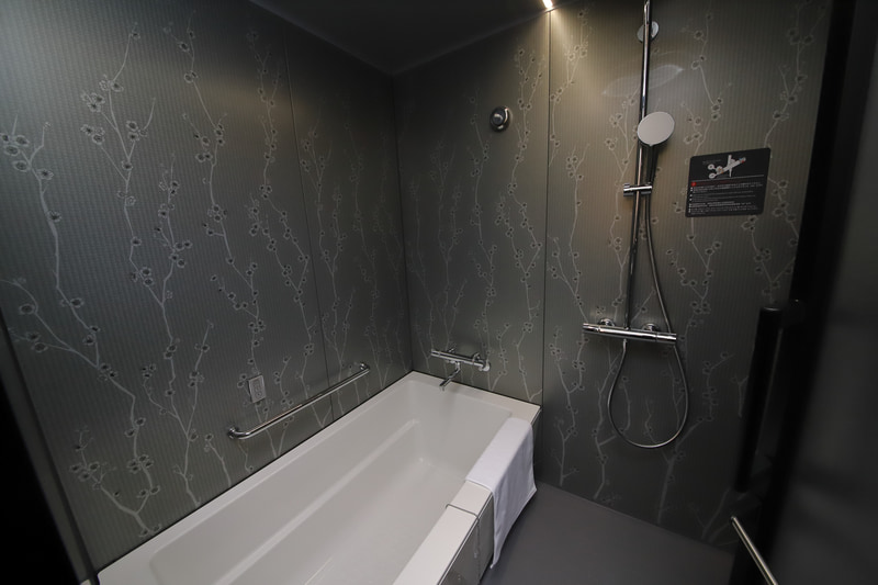 最近のトレンドでもある、2つ並んだ洗面台。アメニティは引き出しの中にありスッキリとしている