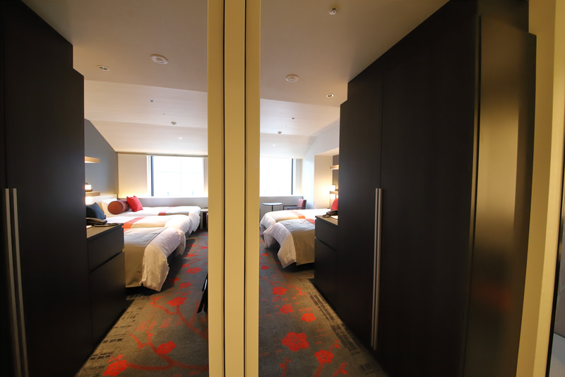 コネクトツイン・トリプル（25m<sup>2</sup>、ベッドサイズ98×196cm、2ベッド/3ベッド）。それぞれの部屋に廊下とつながるドアとは別に、互いの室内を行き来できるドアもある
