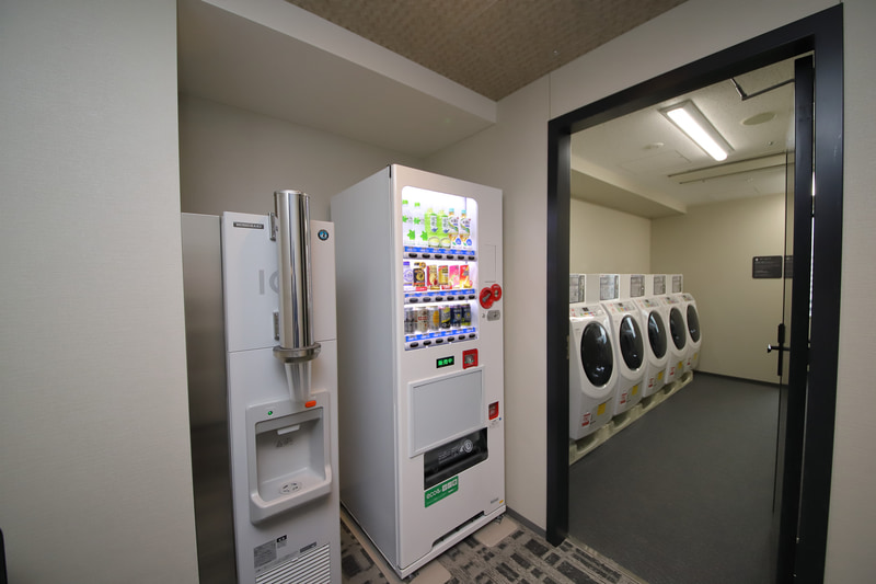 ドリンクの自動販売機、アイスディスペンサー、コインランドリー（24階）
