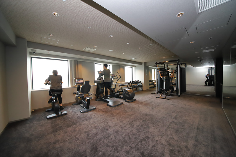 フィットネスルーム（24階、24時間営業、無料）