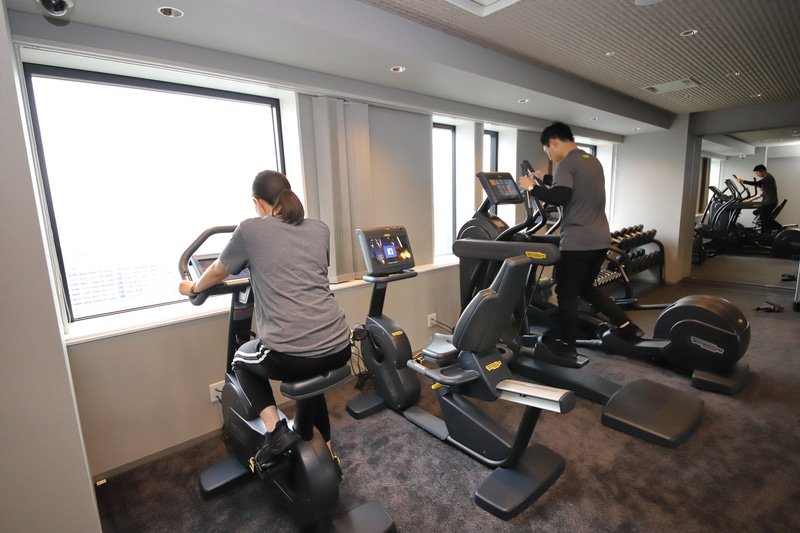 最新のフォットネスマシンを設置。またウォーターサーバーやAED、緊急連絡用の内線電話も分かりやすい位置に用意した