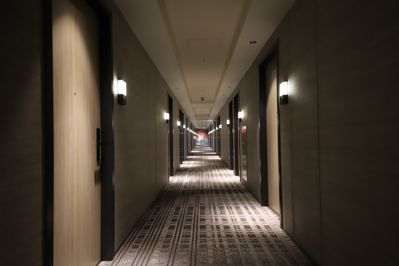 客室フロアの廊下。厚めのカーペットで靴音も響かず、また心地よい音楽が静かに流れていた