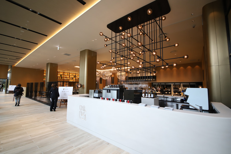 エントランス部にあるバーカウンター。ドリンクやランチ、アラカルトメニューはタブレット端末で注文可能