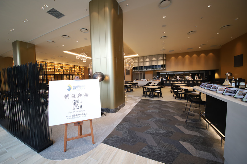 クオッカのエントランス。天井高は約5mで非常にゆったりとしている。色づかいや照明も豪華で、食への期待が高まる