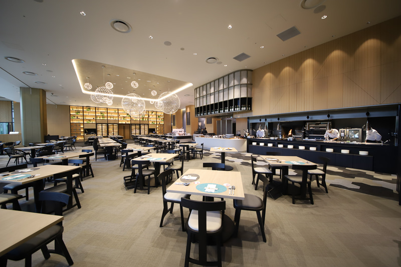 テーブルの間隔も広くプライベート感が高いホール