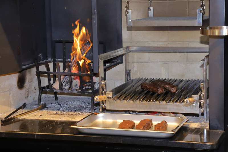 クオッカのライブキッチンの目玉はこの薪窯だという