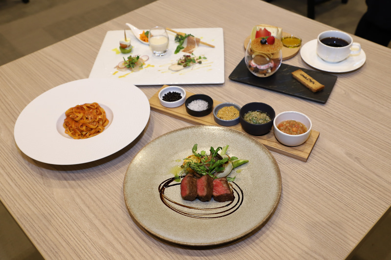 内覧会展示メニュー「前菜ビュッフェ付きディナーコース」（3800円）