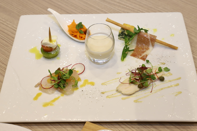 「前菜」はビュッフェスタイルで、好みのものを選べる（内覧会は盛り合わせで展示）