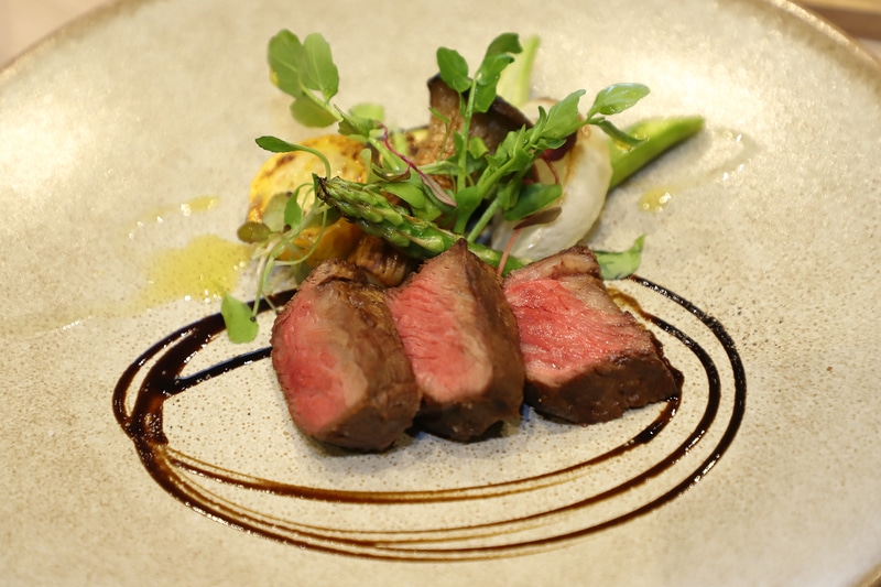 選べるグリル料理も5種類から選べる。いずれも薪窯で焼いた肉料理。写真は「ブラックアンガス牛の薪窯グリル」