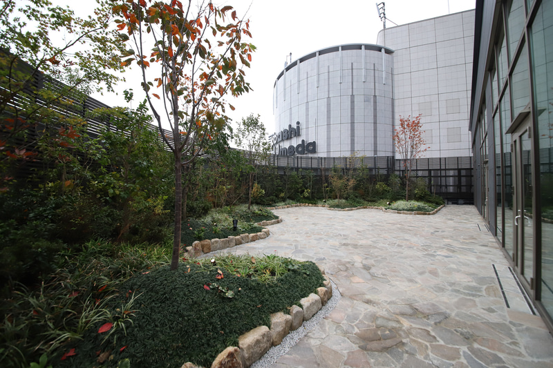 バンケット（宴会場）に面した部分。この庭園がバンケットに光と緑を届ける