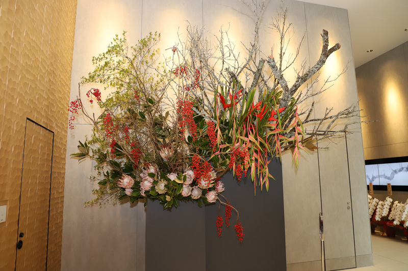 エントランスとロビー、それぞれに飾られたアート